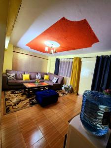 sala de estar con sofá y mesa en 2 bedroom Airbnb TRM drive Roysambu, en Nairobi