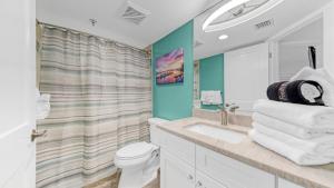 Ein Badezimmer in der Unterkunft Inlet Reef 607 - Beach Front and Spacious with Free Beach Service