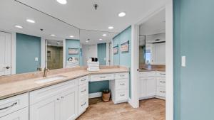 ein Badezimmer mit zwei Waschbecken und einem großen Spiegel in der Unterkunft Inlet Reef 607 - Beach Front and Spacious with Free Beach Service in Destin