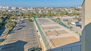 Tennis und/oder Squash in der Unterkunft Inlet Reef 607 - Beach Front and Spacious with Free Beach Service oder in der Nähe