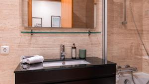 ein Badezimmer mit Waschbecken und Dusche in der Unterkunft 3 Bedroom Oeiras Wonder W/ Balcony by LovelyStay in Oeiras + 39 Fotos