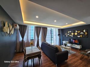 sala de estar con sofá y mesa en Lovely Vivacity Jazz suite 2 Cozy Condo 2 Card LV7, en Kuching