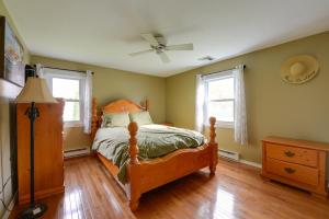 um quarto com uma cama e duas janelas em Spacious Oxford Home with Pool - 4 Mi to Lake! 