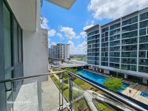 - Balcón con vistas a un edificio en Lovely Vivacity Jazz suite 2 Cozy Condo 2 Card LV7, en Kuching