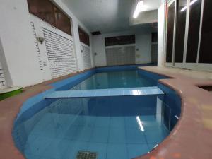 ein leerer Pool in einem Gebäude in der Unterkunft شقه شارع 204 in Kairo