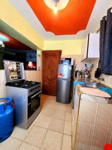 y cocina con fogones y nevera. en 2 bedroom Airbnb TRM drive Roysambu, en Nairobi