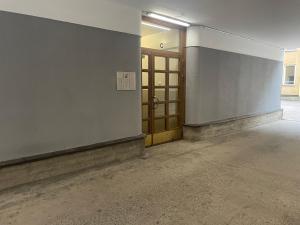 una stanza vuota con una porta in un edificio di Cosy City Central Flat with self check-in a Helsinki