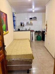 Casa Pitanga - Abraão - IG في أبراو: غرفة صغيرة بها سرير ومطبخ