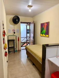 ein Schlafzimmer mit einem Bett in einem Zimmer mit einem Balkon in der Unterkunft Casa Pitanga - Abraão - IG in Abraão