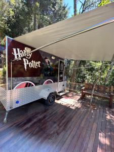 a food truck with a cover on a wooden deck at Recanto Lira I in Monte Verde