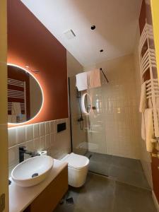 y baño con aseo blanco y lavamanos. en Luxury Villa, Kachreti Ambassador Golf Ressort (Kakheti), en Kachretʼi