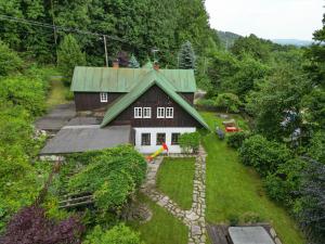 an aerial view of a house with a green roof at Chaloupka na Kamence in Trutnov