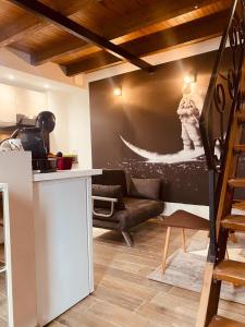 eine Küche mit einem Wohnzimmer mit einem Wandgemälde in der Unterkunft LA MARIEFACTURE - Comme dans les étoiles in Boulay - Moselle