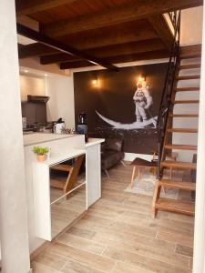 una sala de estar con una escalera y una pintura en la pared en LA MARIEFACTURE - Comme dans les étoiles, en Boulay - Moselle