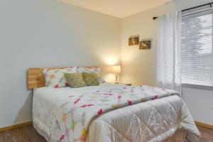 1 dormitorio con cama y ventana en Central Soldotna Home Rental Near Kenai River!, en Soldotna