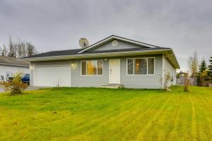 una casa con un césped verde delante de ella en Central Soldotna Home Rental Near Kenai River!, en Soldotna