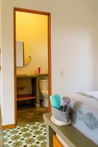 ein Schlafzimmer mit einem Spiegel, einem Bett und einem Tisch in der Unterkunft Casa Mambo Salinas in Santa Veronica