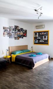 een slaapkamer met een groot bed in een kamer bij Leitmotiv Ospitality House in Bari