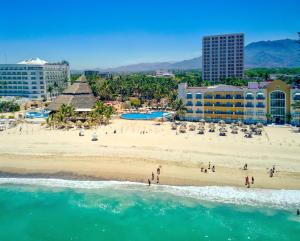 - une vue aérienne sur une plage avec des personnes dans l'établissement Krystal Vallarta, à Puerto Vallarta