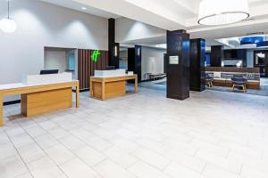 Vstupní hala nebo recepce v ubytování Holiday Inn & Suites Stillwater-University West by IHG