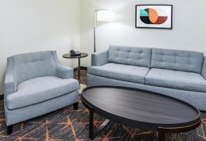 Posezení v ubytování Holiday Inn & Suites Stillwater-University West by IHG
