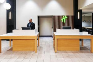 Vstupní hala nebo recepce v ubytování Holiday Inn & Suites Stillwater-University West by IHG
