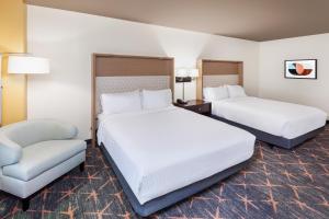 Postel nebo postele na pokoji v ubytování Holiday Inn & Suites Stillwater-University West by IHG