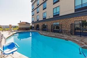Bazén v ubytování Holiday Inn & Suites Stillwater-University West by IHG nebo v jeho okolí
