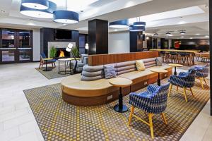 Posezení v ubytování Holiday Inn & Suites Stillwater-University West by IHG