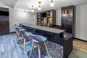 Lounge nebo bar v ubytování Holiday Inn & Suites Stillwater-University West by IHG