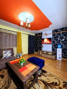 sala de estar con sofá y chimenea en 2 bedroom Airbnb TRM drive Roysambu, en Nairobi