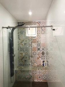 y baño con ducha y puerta de cristal. en Apartamento Buenaventura, en Buenaventura