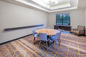 Posezení v ubytování Holiday Inn & Suites Stillwater-University West by IHG