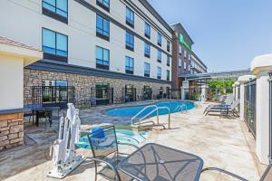 Bazén v ubytování Holiday Inn & Suites Stillwater-University West by IHG nebo v jeho okolí