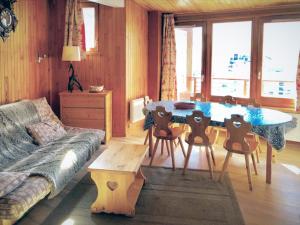 a living room with a couch and a table and chairs at 3 pièces au Val Claret avec parking et wifi, proche pistes - FR-1-449-169 in Tignes
