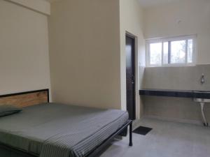 Rúm í herbergi á Satvik Stays