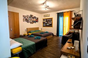 een hotelkamer met 2 bedden en een tafel bij Leitmotiv Ospitality House in Bari
