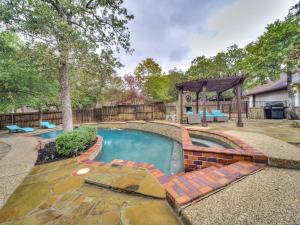 una piscina en un patio con cenador en Trophy Haven Retreat With Pool en Roanoke