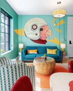 een woonkamer met een schilderij aan de muur bij The Acoma House in Denver