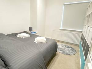 sypialnia z łóżkiem z dwoma ręcznikami w obiekcie 2 Bedroom Flat in Whitechapel! w Londynie