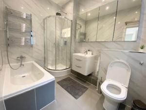 a bathroom with a toilet and a shower and a sink at 2 Bedroom Flat in Whitechapel! in London