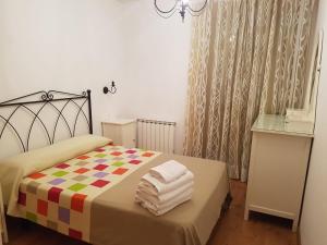 ein Schlafzimmer mit einem Bett mit Handtüchern darauf in der Unterkunft Apartamento en picos de europa in Carreña de Cabrales