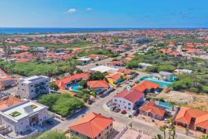 una vista aérea de una pequeña ciudad junto al océano en Rooi Santo Residence, en Palm-Eagle Beach
