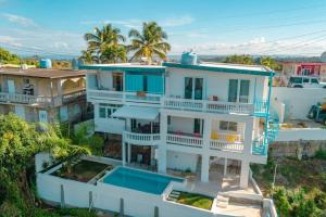 z góry widok na dom z basenem w obiekcie Casa Ocaso w/private swimming pool and ocean views w mieście Rincón