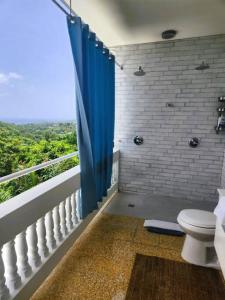 łazienka z prysznicem i toaletą na balkonie w obiekcie Casa Ocaso w/private swimming pool and ocean views w mieście Rincón