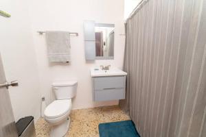 un bagno con wc, lavandino e doccia di Coral Casa just one block from the beach a Stella Altre 33 foto