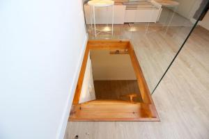 Habitación con suelo de madera y habitación con mesa. en Designer duplex in the center, en Santander