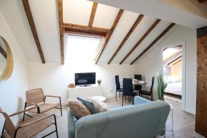 ein Wohnzimmer mit einem blauen Sofa und einem Tisch in der Unterkunft Designer duplex in the center in Santander