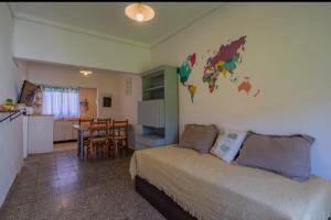 1 dormitorio con 1 cama con mapa en la pared en Casita con parque,a 2 cuadras de la playa en Mar del Plata