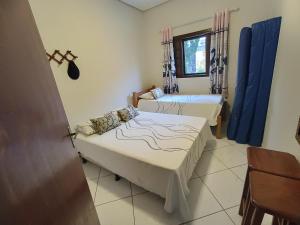 una habitación con dos camas y una ventana en Casa de Praia Martins De Sá Condomínio Caraguatatuba, en Caraguatatuba 25 fotos más